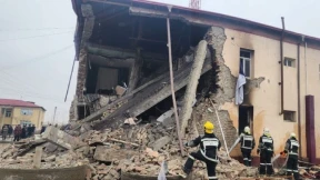 Из-за взрыва газа в квартире обрушилась часть жилого дома Из-за взрыва газа в квартире обрушилась часть жилого дома