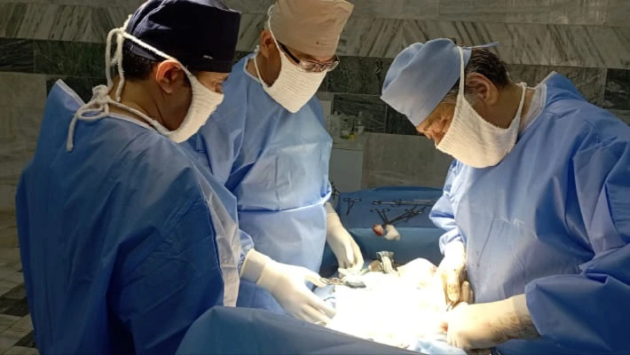 Хирурги удалили из желудка девушки комок волос весом 1,4 кг Хирурги удалили из желудка девушки комок волос весом 1,4 кг