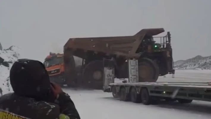 На месторождении Мурунтау карьерный самосвал столкнулся с грузовиком На месторождении Мурунтау карьерный самосвал столкнулся с грузовиком