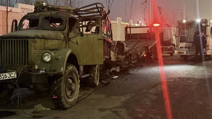 В Ташкента Onix врезался в припаркованный грузовик и загорелся В Ташкента Onix врезался в припаркованный грузовик и загорелся