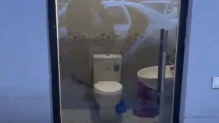 В Ахангаране объяснили прозрачную дверь в общественном туалете В Ахангаране объяснили прозрачную дверь в общественном туалете