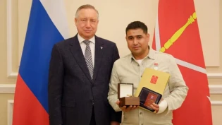 Губернатор Петербурга наградил гражданина Узбекистана за спасение ребенка