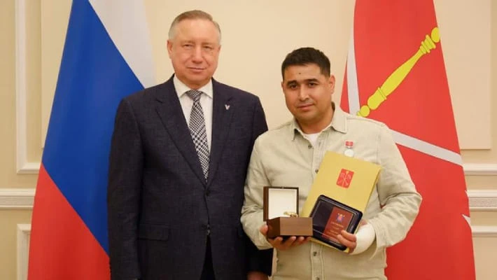 Губернатор Петербурга наградил гражданина Узбекистана за спасение ребенка Губернатор Петербурга наградил гражданина Узбекистана за спасение ребенка
