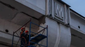 В Ташкенте фрагмент эстакады метро упал на автомобиль