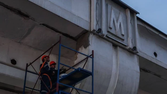 В Ташкенте фрагмент эстакады метро упал на автомобиль В Ташкенте фрагмент эстакады метро упал на автомобиль