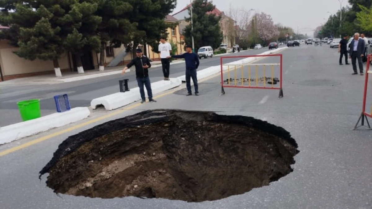 В Андижане из-за разрыва канализации обрушилась дорога
