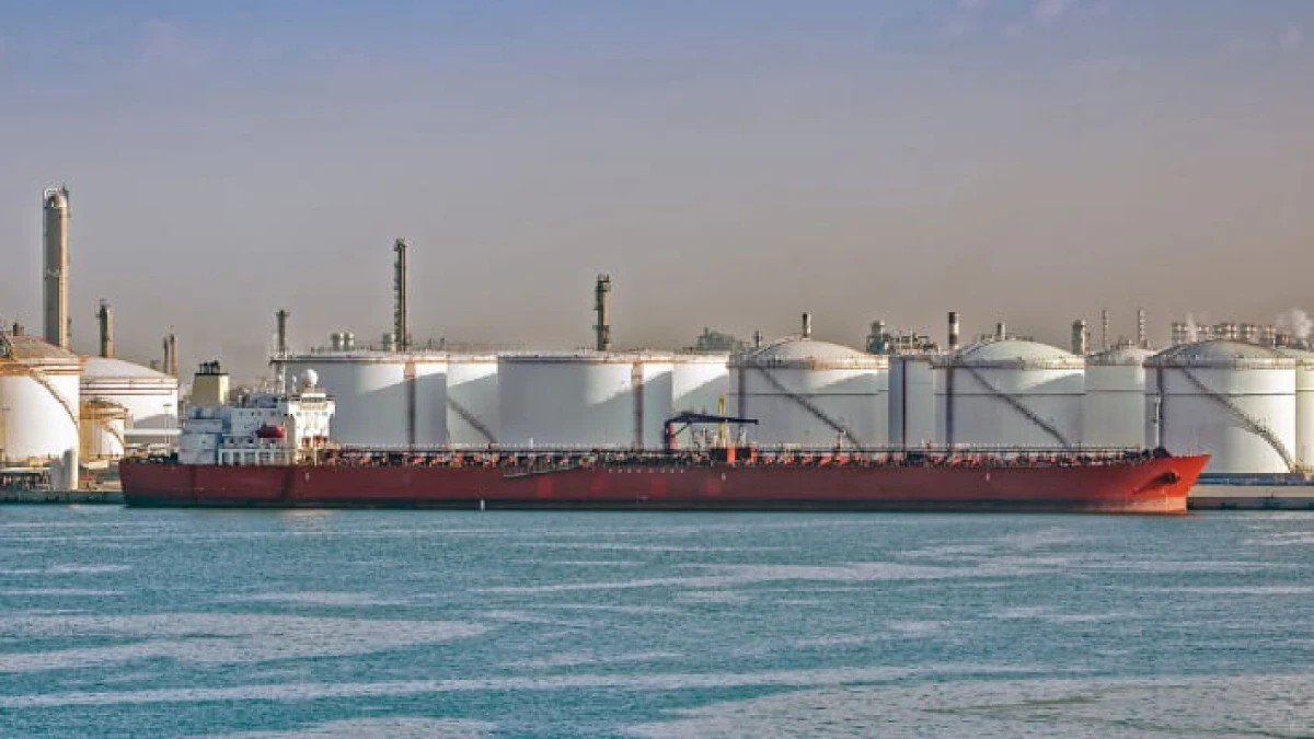 FT: страны Персидского залива хотят построить нефтепроводы в обход Ормуза