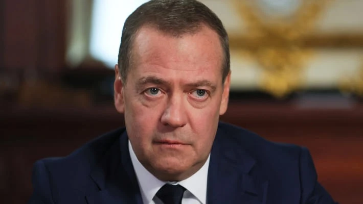 Медведев назвал заводы дронов для Украины «законными целями» Медведев назвал заводы дронов для Украины «законными целями»