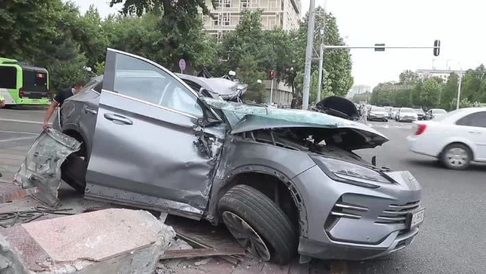 В центре Ташкента произошло ДТП с участием автобуса В центре Ташкента произошло ДТП с участием автобуса
