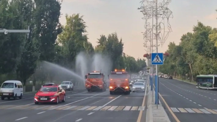 В Ташкенте усилили полив улиц В Ташкенте усилили полив улиц
