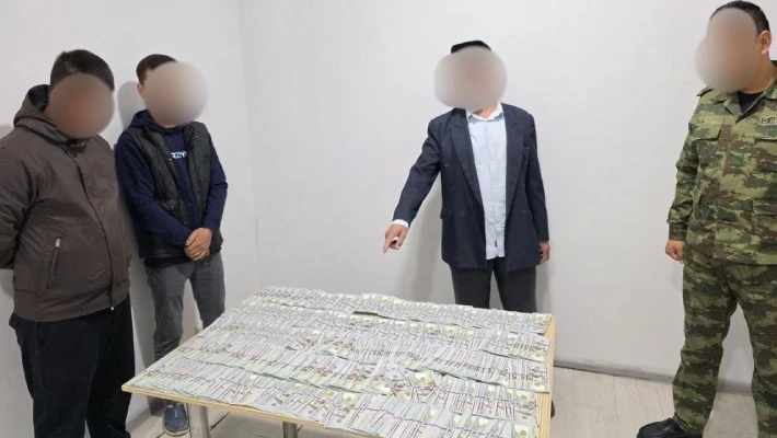 На границе с Кыргызстаном у мужчины обнаружили 64 тыс. долларов в носках На границе с Кыргызстаном у мужчины обнаружили 64 тыс. долларов в носках