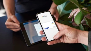 В Узбекистане заработало подключение карт к Apple Wallet